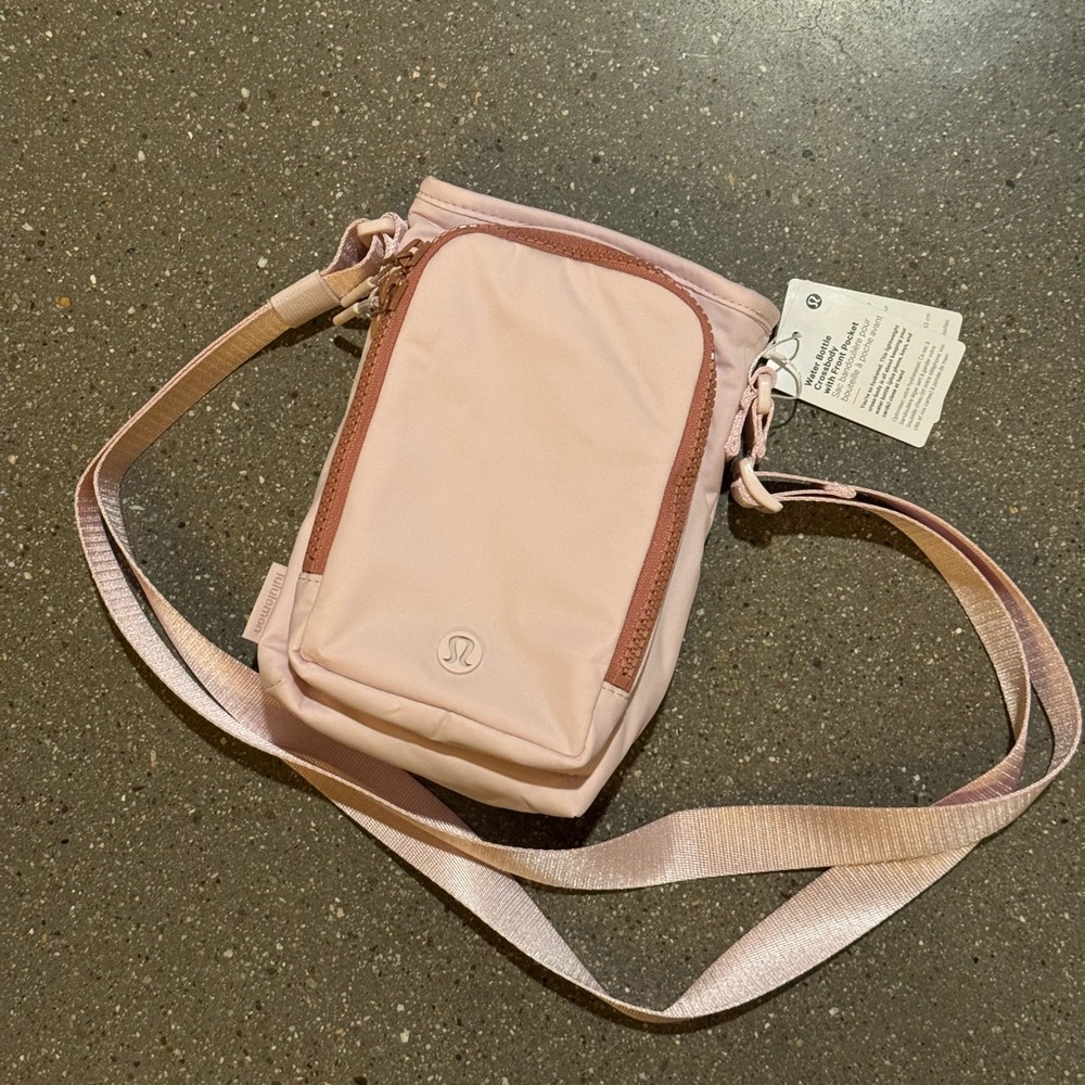 NWT Lululemon Water Bottle Crossbody w/ Front Pocket 2L Blissful Pink/Palm Deco - Picture 3 of 6